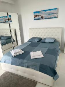 En eller flere senge i et værelse på Panoramic Sea View 3 rooms Apartment in Neptun.