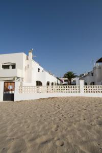 a white house on the beach with footprints in the sand at Casas Blancas Parque Montroig in Miami Platja