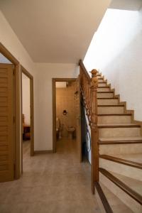 a hallway with stairs leading to a bathroom at Casas Blancas Parque Montroig in Miami Platja