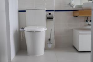 Bathroom sa Panoramic Sea View 3 rooms Apartment in Neptun.