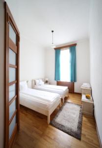 una camera con due letti e una finestra di Virág Apartman Luxury a Odorheiu Secuiesc