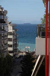 Una vista del océano desde un edificio en Edem Beach Apartment with Sea View by Athenian Homes, en Atenas