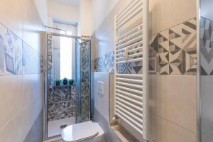 łazienka z toaletą i ścianą w obiekcie La Casa di Ezio a pochi passi dal Centro w Turynie