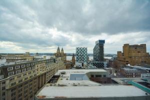 uitzicht op een stad met hoge gebouwen bij City View Apartment in Liverpool