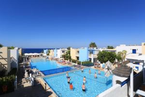 una imagen de una piscina en un complejo en Eleni Holiday Village, en Pafos