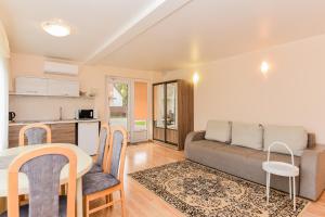ein Wohnzimmer mit einem Sofa und einem Tisch in der Unterkunft Apartamentų nuoma in Palanga
