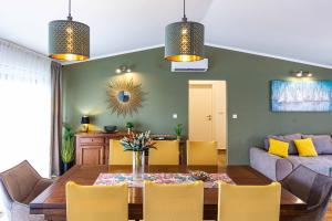 Posedenie v ubytovaní Home Away from home with outdoor pool, botanical garden and a beautiful sea view