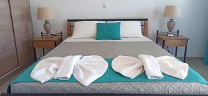 佐努萨岛Evilion Donoussa Studios的卧室里有一张床，床上放着两条毛巾。