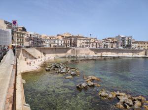 敘拉古的住宿－Al Settimo porta marina，水中岩石的水域