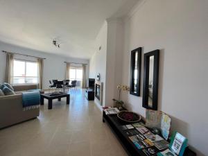 una sala de estar con un sofá y una mesa en Amazing Lodge by the Ocean - Fully equipped!, en Ericeira 92 fotos más