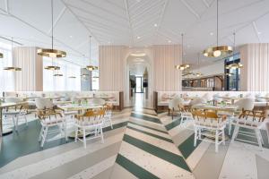 Restoran ili drugo mesto za obedovanje u objektu Ecos Dubai Hotel at Al Furjan