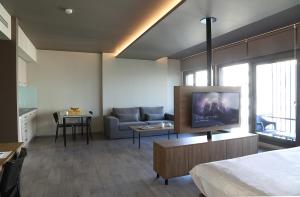 een slaapkamer met een bank en een tv in een kamer bij Apartman Istanbul in Istanbul