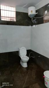 baño con aseo blanco en una habitación en Hotel Diamond Ring Chandigarh, en Chandīgarh
