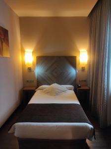 Postel nebo postele na pokoji v ubytování Hotel Aroi Ponferrada