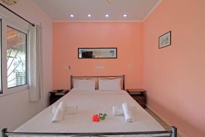 um quarto com uma cama com duas toalhas em Andromaches sea view studio em Achílleion