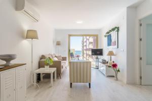 TV a/nebo společenská místnost v ubytování MalagaSuite Living Coast Fuengirola