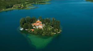 an island in the middle of a large body of water at Apartman Zlatan in Drniš