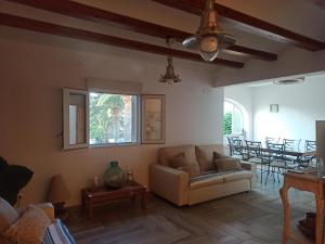 Posezení v ubytování BOIRA - Vivienda en urbanización a primera línea de playa