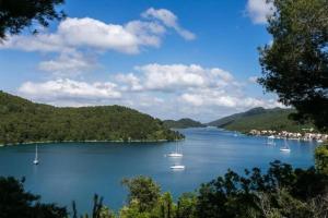 Elle offre une vue sur un lac avec des bateaux. dans l'établissement Guest House Busurelo, à Polače