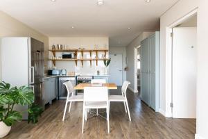 Η κουζίνα ή μικρή κουζίνα στο Camps Bay Village - Beach View Apartments