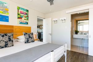 Ένα ή περισσότερα κρεβάτια σε δωμάτιο στο Camps Bay Village - Beach View Apartments +33 φωτογραφίες