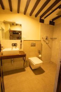 ein Bad mit einem WC und einem Waschbecken in der Unterkunft Patan Wittys hotel in Pātan