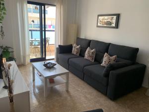 Część wypoczynkowa w obiekcie Stunning Apartment - Playamarina 2 Cabo Roig