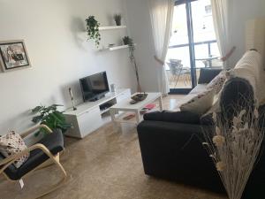 Telewizja i/lub zestaw kina domowego w obiekcie Stunning Apartment - Playamarina 2 Cabo Roig