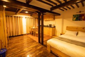 Tempat tidur dalam kamar di Patan Wittys hotel