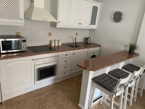 Kuchnia lub aneks kuchenny w obiekcie Stunning Apartment - Playamarina 2 Cabo Roig