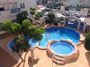 widok na basen w hotelu w obiekcie Stunning Apartment - Playamarina 2 Cabo Roig w mieście Orihuela Costa