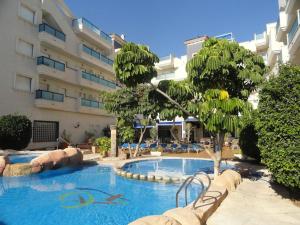 basen przed dużym budynkiem w obiekcie Stunning Apartment - Playamarina 2 Cabo Roig w mieście Orihuela Costa