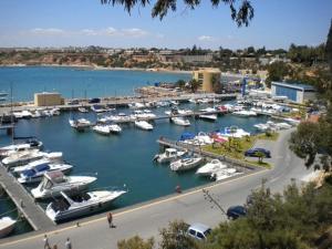 przystań pełna łodzi w wodzie w obiekcie Stunning Apartment - Playamarina 2 Cabo Roig w mieście Orihuela Costa