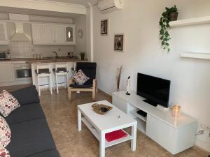 Телевизор и/или развлекательный центр в Stunning Apartment - Playamarina 2 Cabo Roig