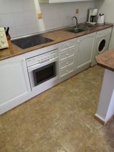 Kuchnia lub aneks kuchenny w obiekcie Stunning Apartment - Playamarina 2 Cabo Roig