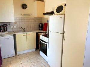 Kuchyň nebo kuchyňský kout v ubytování Appartement cosy à Montmartin 27m² avec piscine partagée + 9 fotografií