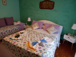 a bedroom with a bed with towels on it at B&B Jasmyn in Donnas