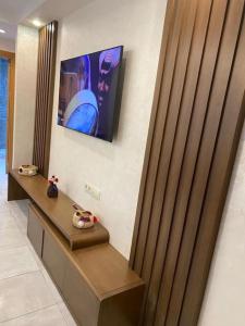 Luxueux appartement avec vue sur mer à Martil TV 또는 엔터테인먼트 센터