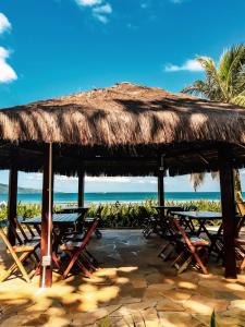 巴列克薩巴的住宿－芭樂格薩巴海灘酒店，海滩上的一组桌椅
