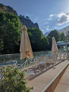 una fila de sillas y sombrillas junto a una piscina en Siracusa, en Andorra la Vella