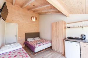 a small room with a bed and a kitchen at Apartamentai Relax Park in Šventoji