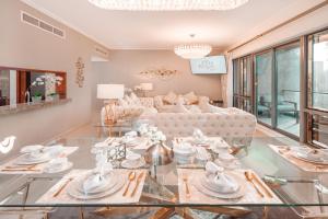 uma sala de estar com uma mesa de vidro e um sofá em Elite Royal Apartment - Panoramic Full Burj Khalifa, Fountain & Skyline view - Imperial - 2 bedrooms & 1 open bedroom without partition em Dubai
