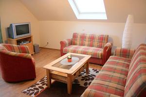 ein Wohnzimmer mit 2 Sofas und einem TV in der Unterkunft Ferienwohnung Anna in Wermelskirchen