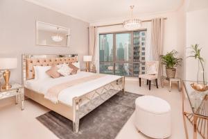 een slaapkamer met een groot bed en een groot raam bij Elite Royal Apartment - Panoramic Full Burj Khalifa, Fountain & Skyline view - Imperial - 2 bedrooms & 1 open bedroom without partition in Dubai