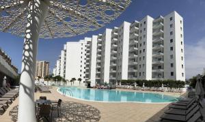 Bazén v ubytování Ocean Garden Suite El Sol nebo v jeho okolí