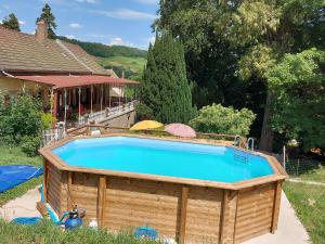 Swimming pool sa o malapit sa Le Manoir de Cocelle