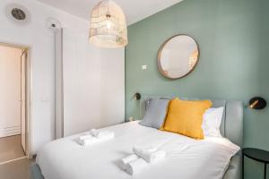 Un dormitorio con una gran cama blanca con espejo. en Hilton Beach Area- Perfect 1 BDR in a new building, en Tel Aviv