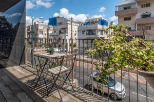 - un balcon avec une table et une voiture dans une rue dans l'établissement Hilton Beach Area- Perfect 1 BDR in a new building, à Tel Aviv