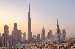 uitzicht op een stad met twee hoge gebouwen bij Elite Royal Apartment - Panoramic Full Burj Khalifa, Fountain & Skyline view - Imperial - 2 bedrooms & 1 open bedroom without partition in Dubai