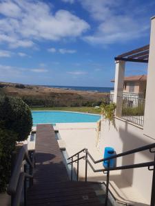 una vista sulla piscina dal balcone di una casa di THE LIGHTHOUSE a Paphos Altre 15 foto